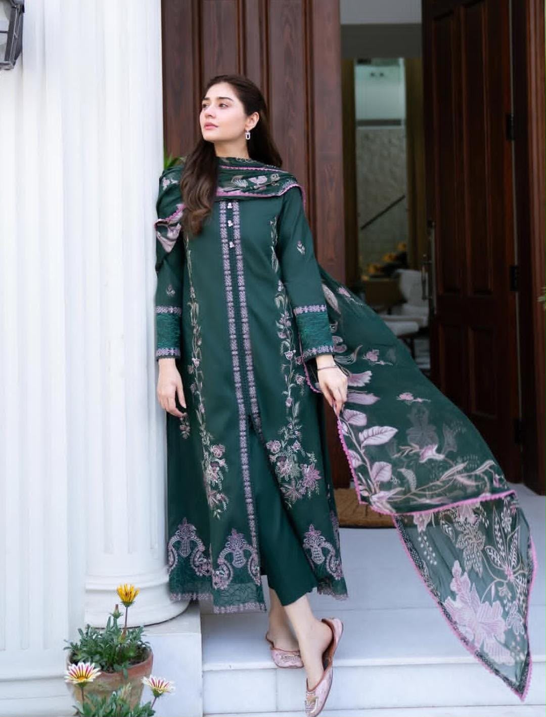 Dure-e-Fishan 3006 embroidered Dhanak suit front